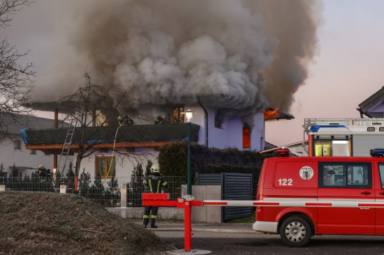 Obergescho in Vollbrand: Grerer Brand in einem Einfamilienhaus in Wels-Schafwiesen