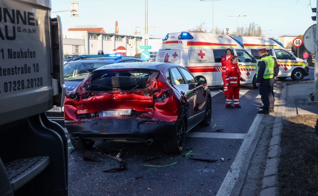 Erhebliche Verkehrsbehinderungen: LKW auf Innviertler Strae in Wels-Pernau auf PKW aufgefahren