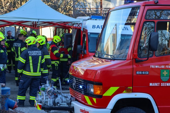 Zwlf Feuerwehren bei Brand im Dachgescho eines Gebudes in Seewalchen am Attersee im Einsatz