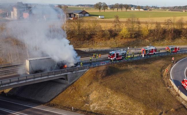 Katastrophe verhindert: LKW auf Innkreisautobahn bei Sattledt in Flammen aufgegangen