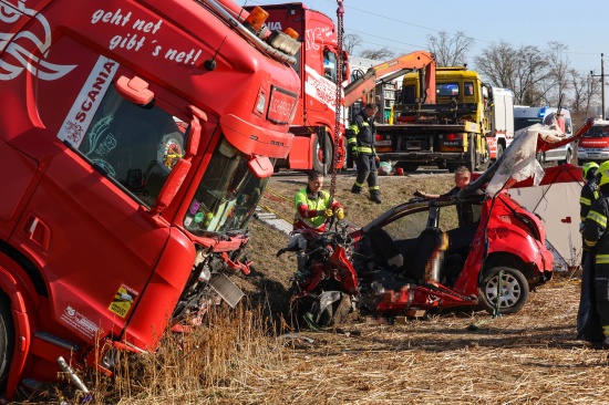 Tdlicher Verkehrsunfall: Autolenker (29) starb bei Kollision mit LKW in St. Florian