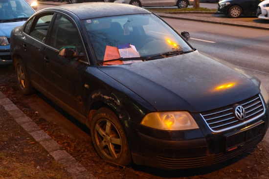 Dauerparker: Auto parkt seit Monaten in 90 Minuten-Kurzparkzone vor Bahnhof in Wels-Innenstadt