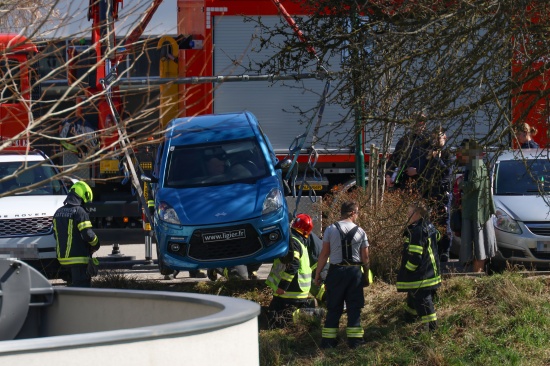 Unbeabsichtigte Fahrt ins Grne: Feuerwehr hob Mopedauto in Sattledt mit Kran aus Bschung