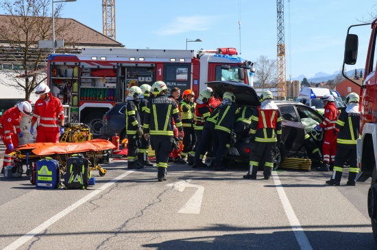Drei teils Schwerverletzte bei schwerem Kreuzungscrash auf Gmundener Strae bei Laakirchen