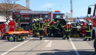Drei teils Schwerverletzte bei schwerem Kreuzungscrash auf Gmundener Strae bei Laakirchen