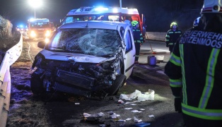 Tdlicher Verkehrsunfall: Kleintransporter auf Westautobahn bei Ohlsdorf gegen LKW gekracht
