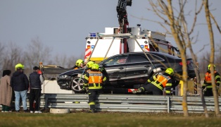 Crashtest statt Fahrsicherheitstraining: Auto steckte auf bungsgelnde in Marchtrenk in Leitschiene