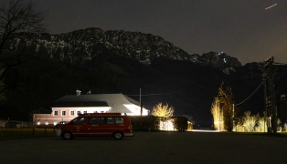 Nchtliche Suchaktion der Bergrettung mit Hubschraubern und Drohnen auf der Falkenmauer und am Trl