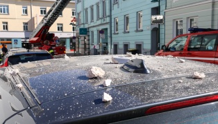 Grere Teile einer Stuckfassade an einem Gebude in Wels-Innenstadt abgestrzt