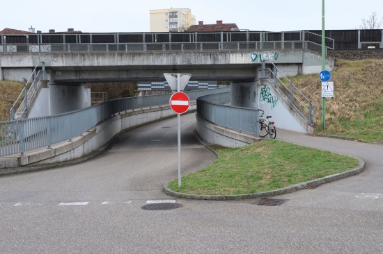 Schwerer Verkehrsunfall im Bereich einer Eisenbahnunterfhrung in Wels