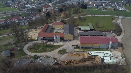 Sieben Feuerwehren bei Personenrettung nach Arbeitsunfall in Kallham im Einsatz