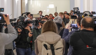 rztin beging Suizid: Sehr groes Medieninteresse bei Prozessauftakt um verschickte Hassnachrichten