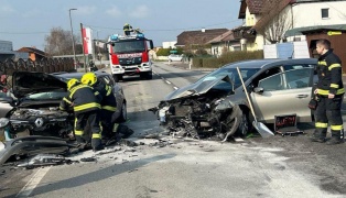 Aufrumarbeiten nach heftigem Crash zweier PKW in Pucking