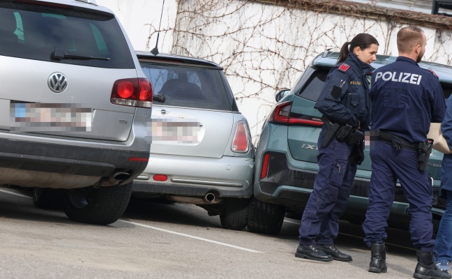 Gaspedal mit Bremse verwechselt: Unfall auf Parkplatz in Lambach endet mit drei kaputten Autos