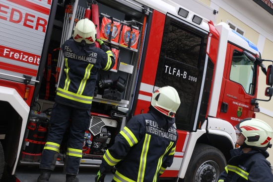 Personenrettung in Niederthalheim: Einsatzkrfte zu unter Hoflader eingeklemmten Person gerufen