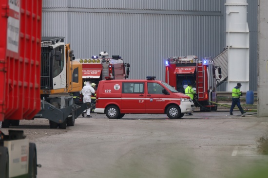 Drei Feuerwehren bei Brand bei einem Abfallentsorgungsunternehmen in Wels-Schafwiesen im Einsatz