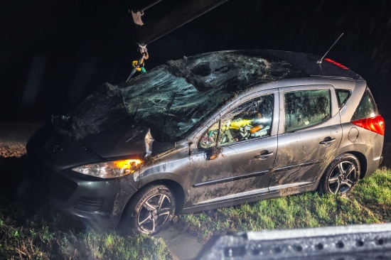 Auto am Dach: PKW-berschlag bei Niederneukirchen endet mit zwei Verletzten