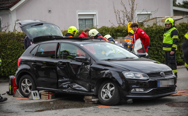 Kreuzungskollision zwischen Kleintransporter und PKW in Marchtrenk fordert eine verletzte Person