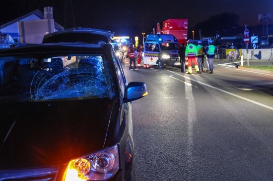 Person auf Scharnsteiner Strae in Gmunden von Auto erfasst und von LKW mitgeschleift