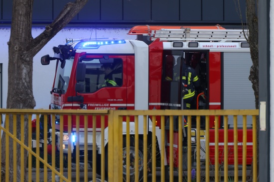 Einsatzkrfte der Feuerwehr bei Brandnachschau in einem Gewerbeobjekt in Wels-Pernau im Einsatz