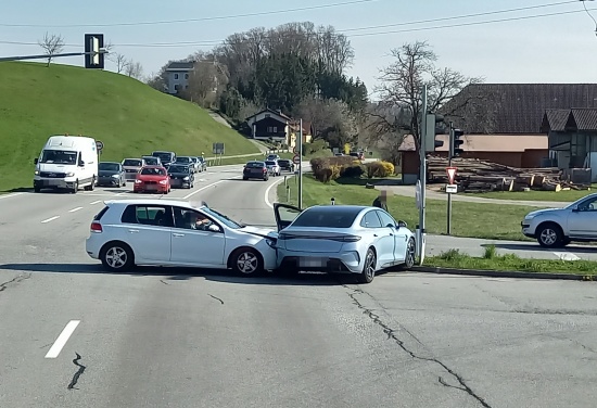Kreuzungskollision zwischen zwei PKW auf Scharnsteiner Strae in Gmunden