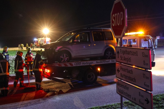 Fahrzeug bei schwerem Verkehrsunfall in Neukirchen am Walde berschlagen