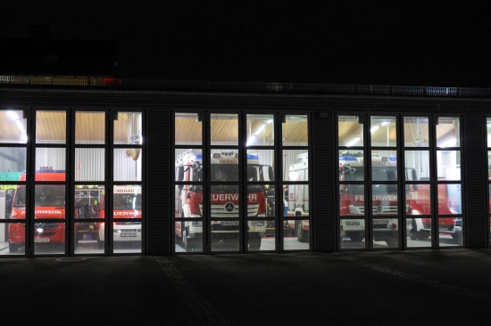 Einsatzkrfte der Feuerwehr zu stechendem Geruch nach Regau alarmiert