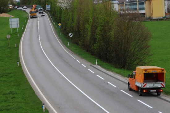 Einsatzkräfte zu Personenrettung nach Verkehrsunfall auf Rieder Straße in Tumeltsham alarmiert