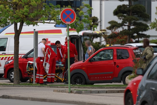 Rettungseinsatz beim Klinikum: Patient in Wels-Neustadt von Rettungskrften aus Mopedauto gerettet