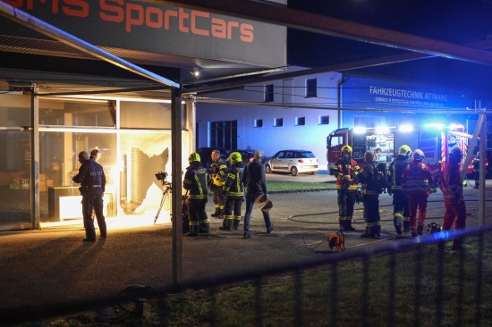 Mutmaliche Brandstiftung: Zwei Feuerwehren bei Gewerbebetrieb in Attnang-Puchheim im Einsatz