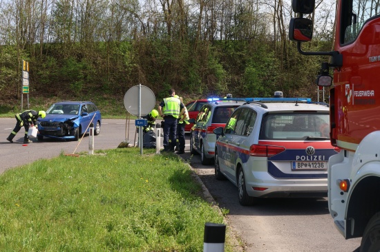Aufrumarbeiten nach Kreuzungscrash zwischen zwei PKW auf Wallerner Strae in Pichl bei Wels