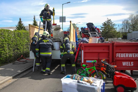 Gefahrstoffaustritt aus einem mit Sperrmll randvoll beladenen Pritschenwagen in Wels-Schafwiesen