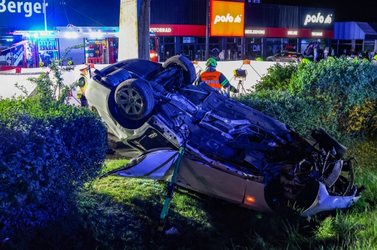 Tdlicher Crash: Auto bei folgenschwerem Unfall in Traun gegen Werbepylon geschleudert