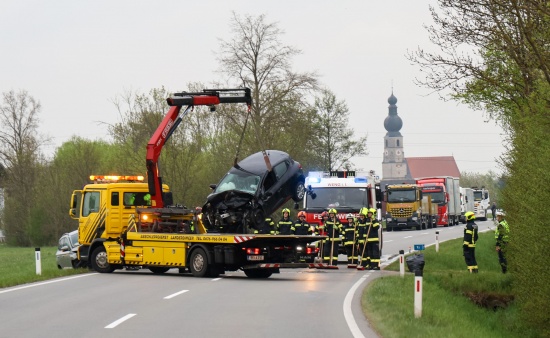 Frontalcrash zwischen zwei PKW auf Mauerkirchener Strae bei Moosbach