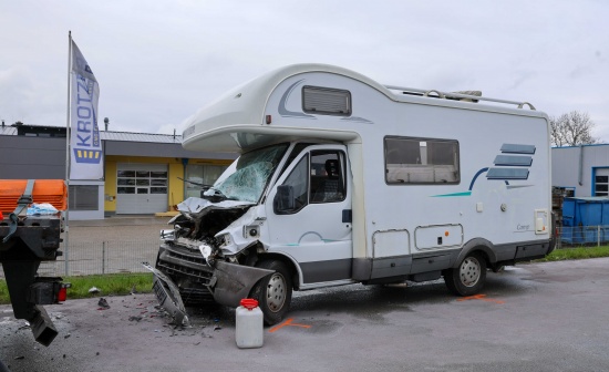 Folgenschwerer Auffahrunfall zwischen Wohnmobil und LKW in Helpfau-Uttendorf fordert vier Verletzte