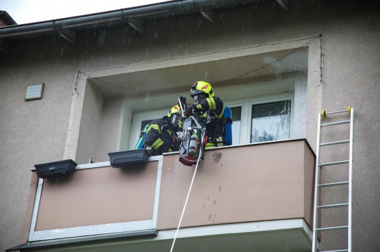 Vier Feuerwehren bei Balkonbrand an einem Mehrparteienwohnhaus in Hrsching im Einsatz