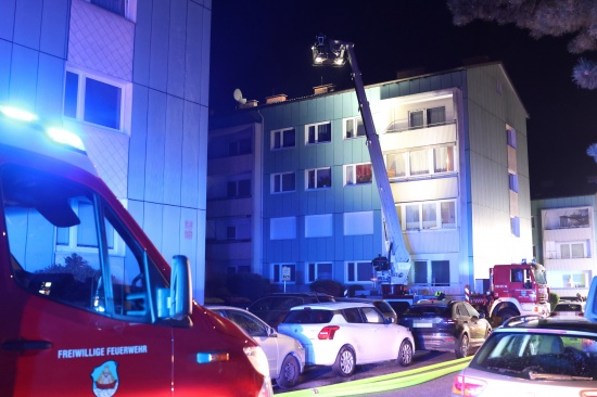 Sechs Feuerwehren bei Brand in einem Mehrparteienwohnhaus in Lambach im Einsatz