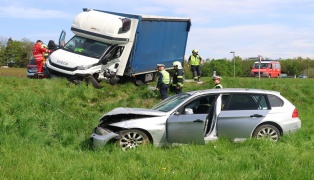 Schwerer Crash zwischen PKW und Klein-LKW auf Rieder Strae bei Hohenzell fordert zwei Verletzte