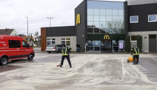 "Mclspur mit Extra-Bindemittel": lspur auf Parkplatz, Tankstelle und im Straenbereich in Wels-Pernau