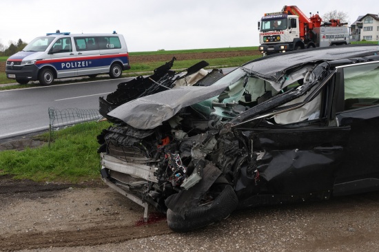 Schwerer Verkehrsunfall zwischen Auto und Mischwagen bei St. Martin im Mhlkreis