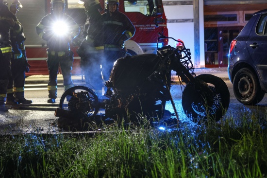 Brand eines abgestellten Motorrades in Wels-Lichtenegg sorgte fr Einsatz von Feuerwehr und Polizei
