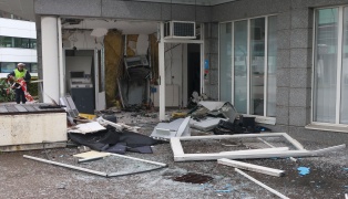 Bankomatsprengung: Groeinsatz der Polizei nach heftigter Detonation bei Bankfiliale in Wels-Pernau