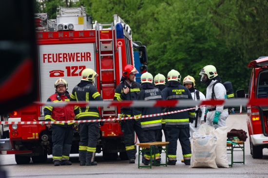 Gefahrstoffeinsatz: Austritt von Batteriesure aus abgestrzter "Elektroameise" in Wels-Pernau