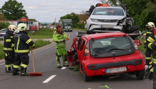 Drei Autos in schweren Crash auf Wallerner Strae bei Scharten verwickelt