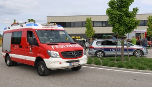 Gebude evakuiert: Zwei Feuerwehren zu Brand bei Bauunternehmen in Hinzenbach alarmiert