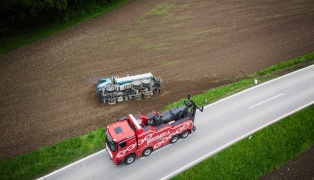 LKW bei Geretsberg von Strae abgekommen und umgestrzt