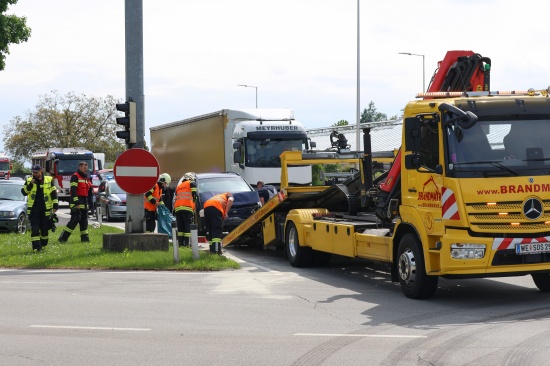 Auffahrunfall vor Verkehrsampel an Kreuzung der Pyhrnpass Strae in Thalheim bei Wels
