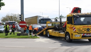 Auffahrunfall vor Verkehrsampel an Kreuzung der Pyhrnpass Strae in Thalheim bei Wels