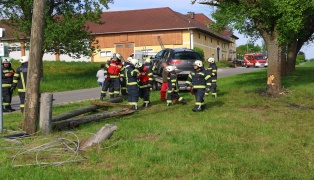 Leitungen lagen auf Auto: PKW bei Verkehrsunfall in Ungenach gegen Strommast und Baum geprallt