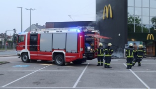 Brand eines Mistkbels vor einem Fastfood-Restaurant in Wels-Pernau